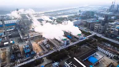 4K航拍化工厂化工园区工业生产废气排放视频的预览图